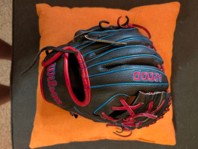 Wilson RH A2000 PFX2 Baseball Glove 11" (Used)
