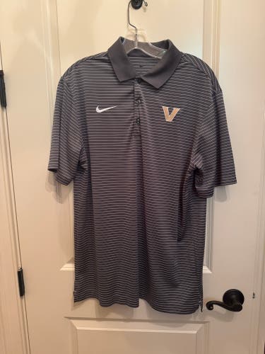 Gray Medium Men's Nike Shirt (Used)