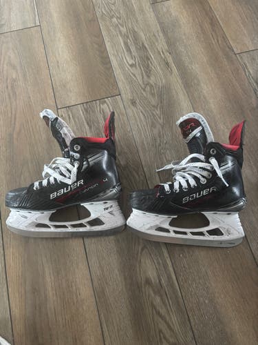 Bauer Vapor X4 Hockey Skates Regular Width Size 4.5 (Used)