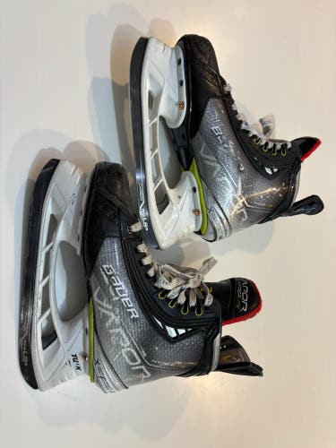Bauer Vapor Hyperlite Hockey Skates Size 4.5 (Used)