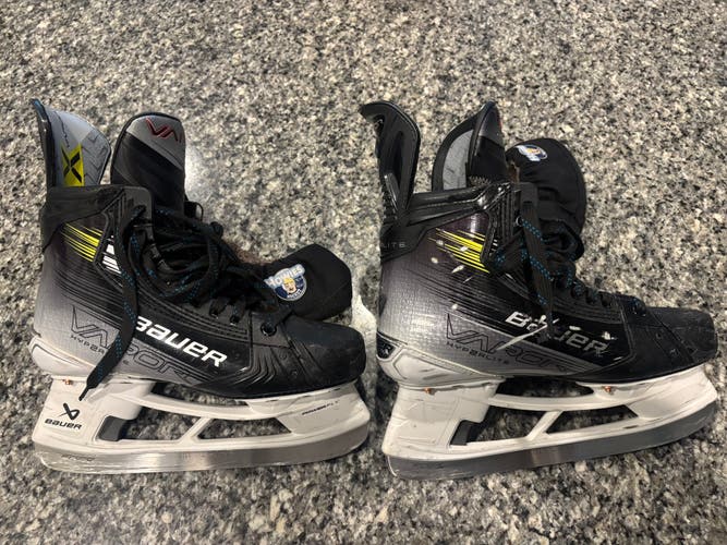 2024 Bauer Vapor Hyperlite 2 Hockey Skates Regular Width 7 (Used)