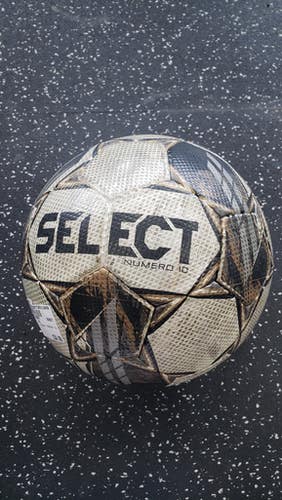 Used Select NUMERO 10 All Size Soccer Ball White 5 11849-S000030087