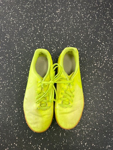 Used Nike Soccer Indoor Shoes Optic Yellow Junior 04.5 11849-S000030120