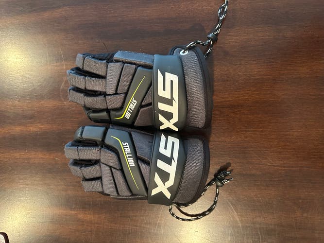 STX Stallion 200 Lacrosse Gloves Small (Used)