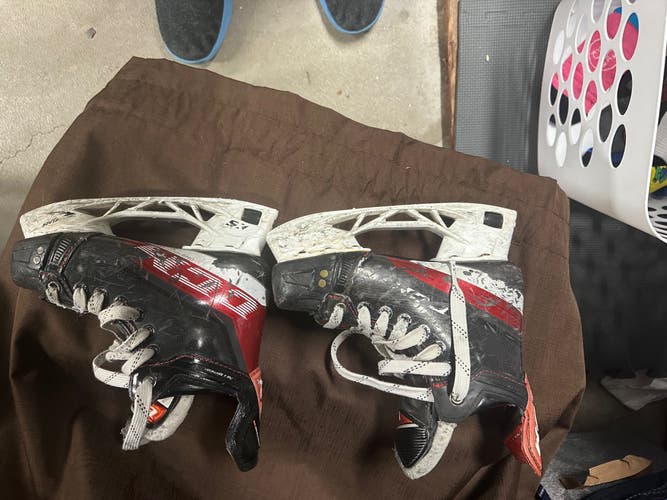 CCM JetSpeed FT4 Hockey Skates Regular Width Size 2.5 (Used)