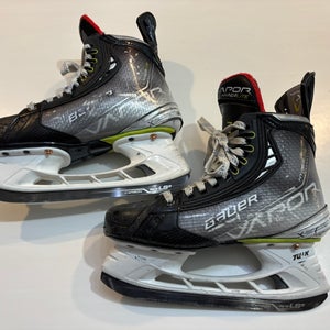 Bauer Vapor Hyperlite Hockey Skates Size 4.5 (Used)