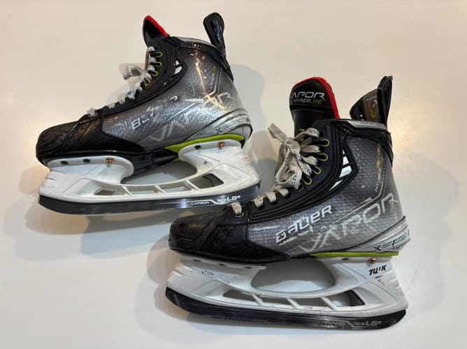 Bauer Vapor Hyperlite Hockey Skates Size 4.5 (Used)