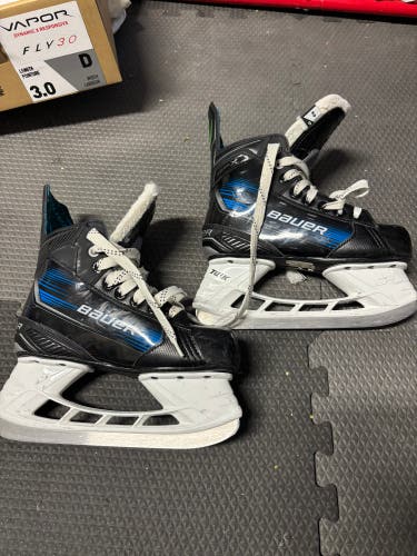 Bauer Hockey Skates Regular Width Size 2 (Used)