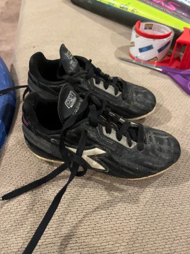 Black Unisex Youth 13K (Little Kids) Diadora Cleats (Used)