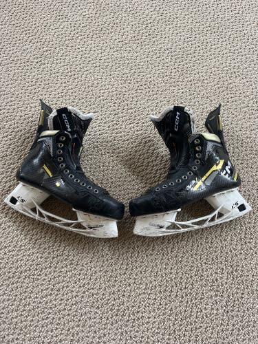 2023 CCM AS-V Pro Hockey Skates Regular Width 9 (Used)