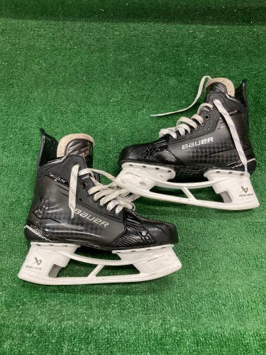 Intermediate Bauer Supreme Shadow Hockey Skates 6 (Used)