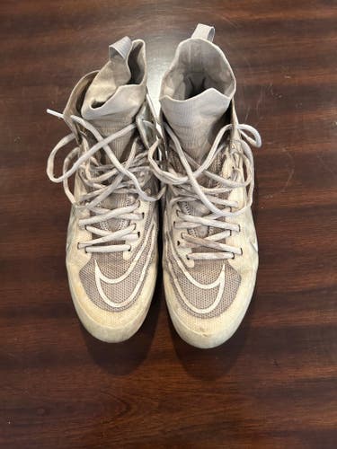White Men's Size M 10.0 (W 11.0) Youth Nike Low Top (Used)
