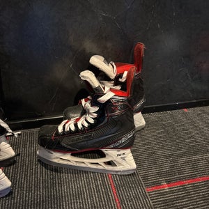 2019 Bauer Vapor X2.7 Hockey Skates Regular Width   Size 4 (Used)
