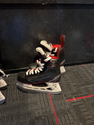 2019 Bauer Vapor X2.7 Hockey Skates Regular Width   Size 4 (Used)