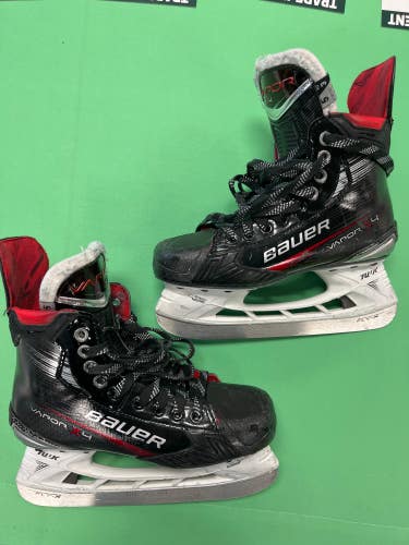 Intermediate Bauer Vapor X4 Hockey Skates Size 5 (Used)