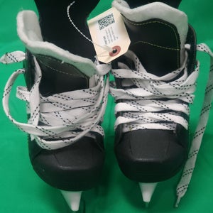 Youth CCM Tacks 9040 Hockey Skates Regular Width 9 (Used)