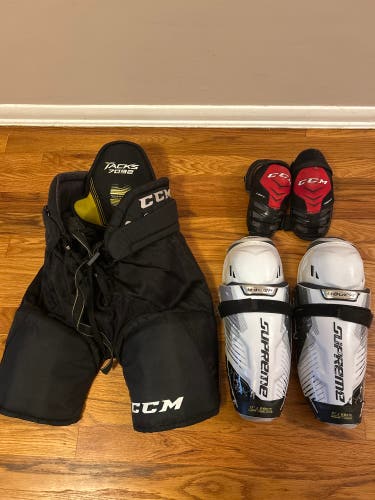 Junior Hockey Gear (Sz: Small)