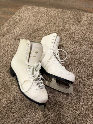 CCM Figure Skates B Adult 7