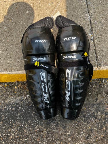Senior CCM Tacks 9550 Shin Pads 14" (Used)