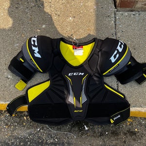Small Senior CCM Tacks 9040 Shoulder Pads (Used)