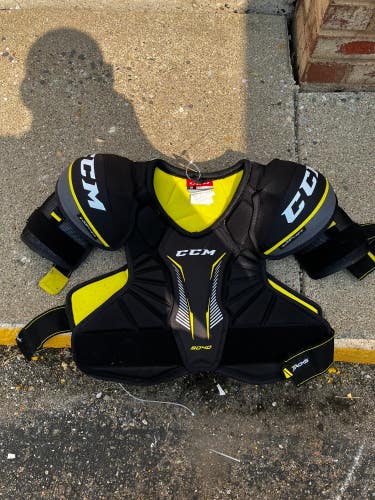 Small Senior CCM Tacks 9040 Shoulder Pads (Used)
