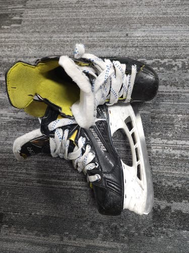 Junior Bauer Supreme 3S Hockey Skates Regular Width Size 2.5 (Used)