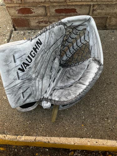 White Senior Vaughn V10 Pro Carbon Goalie Gloves & Blockers Regular (Used)