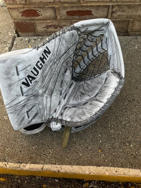 White Senior Vaughn V10 Pro Carbon Goalie Gloves & Blockers Regular (Used)