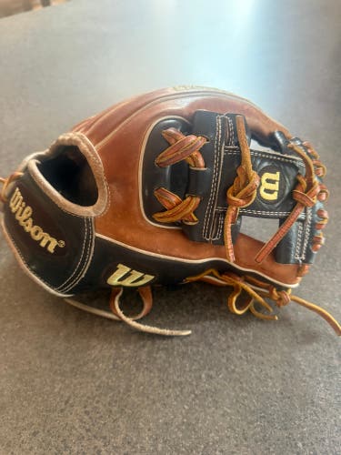 Wilson RH Infield A2000 Baseball Glove 11.25" (Used)