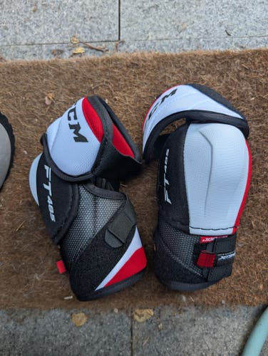 NEW CCM FT485 Elbow Pads (Without Tags) - Senior Medium