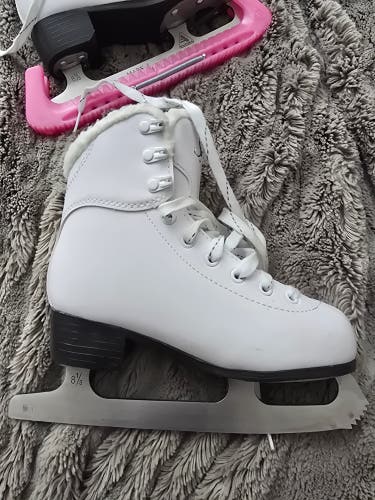Jackson Ultima Figure Skates B Junior 2 (Used)