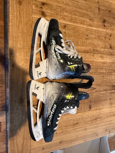 2023 Bauer Vapor Hyperlite 2 Hockey Skates Regular Width 7 (Used)