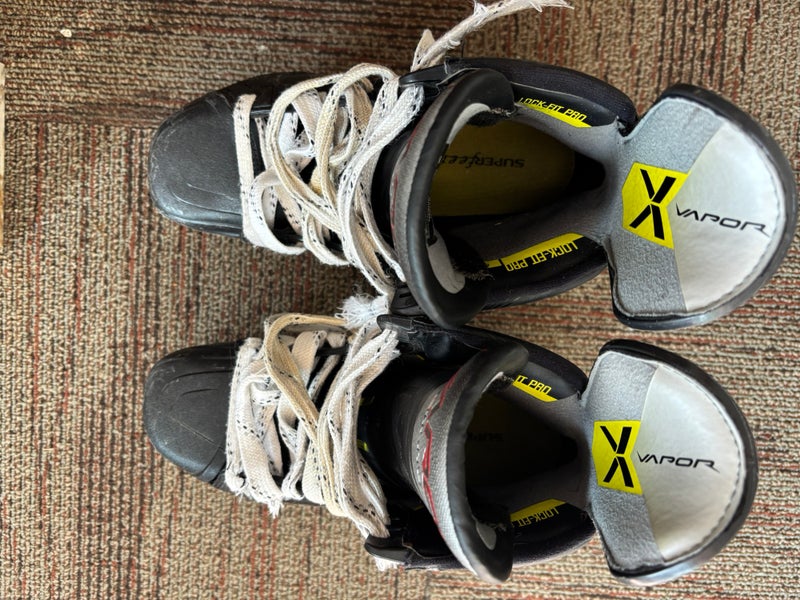 Bauer Vapor Hyperlite 2 Hockey Skates Regular Width 9 (Used)
