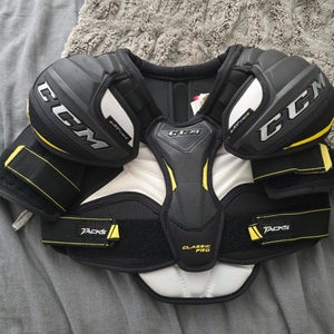 Medium Junior CCM Tacks Classic Pro Shoulder Pads (Used)