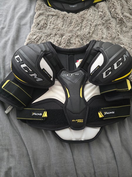 Medium Junior CCM Tacks Classic Pro Shoulder Pads (Used)