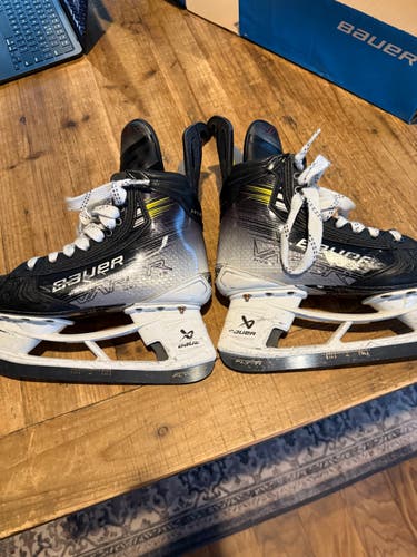 2024 Bauer Vapor Hyperlite 2 Hockey Skates Regular Width 6 (Used) EXTRA BLADES INCLUDED