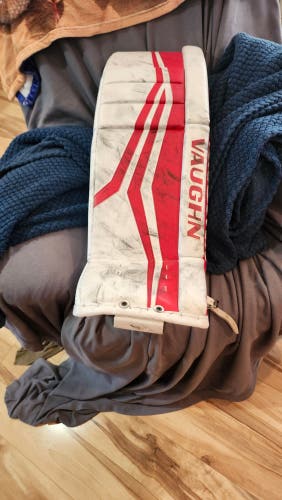 33" 2024 Vaughn V9 Goalie Leg Pads (Used)
