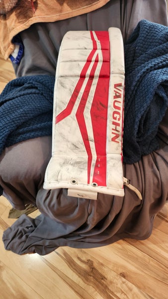 33" 2024 Vaughn V9 Goalie Leg Pads (Used)