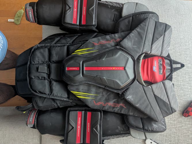 Large Bauer Vapor Hyperlite 2 Goalie Chest Protector