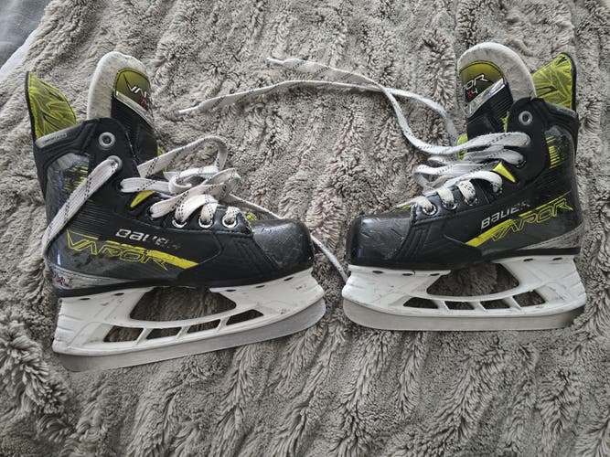 Bauer Vapor X4 Hockey Skates Regular Width youth 13 (Used)