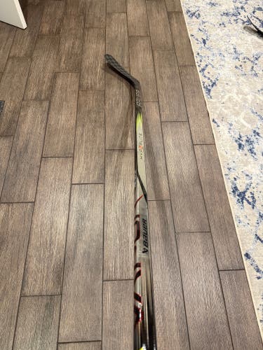 Intermediate Bauer Vapor Hyperlite Left Hand Hockey Stick P92  (Used)