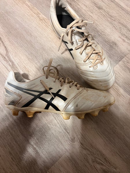 White Unisex Size M 7.5 (W 8.5) Asics Cleats (Used)