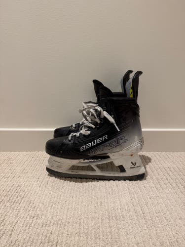 Bauer Vapor Hyperlite 2 Hockey Skates Regular Width  Pro Stock 8.5 (Used)