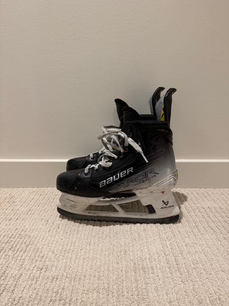 Bauer Vapor Hyperlite 2 Hockey Skates Regular Width  Pro Stock 8.5 (Used)