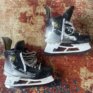Bauer Vapor Hyperlite 2 Hockey Skates Regular Width  9 (Used)