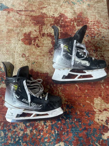 Bauer Vapor Hyperlite 2 Hockey Skates Regular Width  9 (Used)