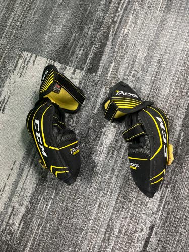 Senior Small CCM Tacks 3092 Elbow Pads (Used)