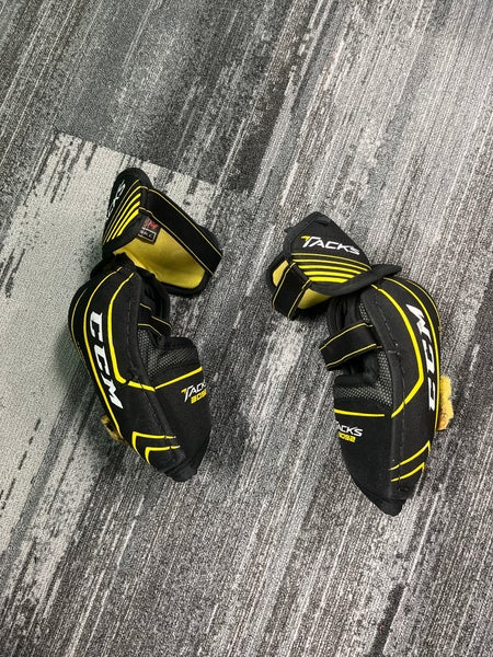 Senior Small CCM Tacks 3092 Elbow Pads (Used)