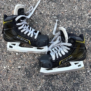 Junior CCM Super Tacks 9370 Hockey Goalie Skates | Size 2 (Used)