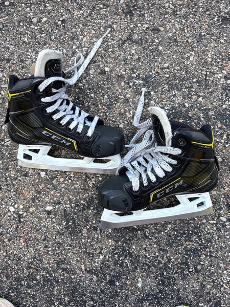 Junior CCM Super Tacks 9370 Hockey Goalie Skates Regular Width Size 2 (Used)